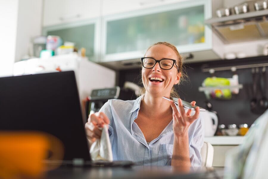 Kobieta korzysta z laptopa